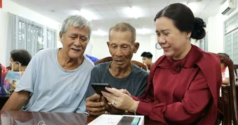 Tặng điện thoại thông minh cho 400.000 hộ nghèo, cận nghèo