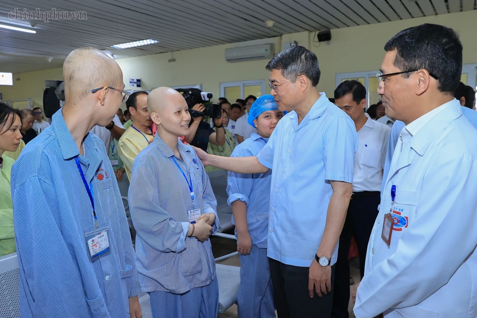 Tặng quà của Tổng Bí thư, Chủ tịch nước và Thủ tướng tới bệnh nhi ung thư Tặng quà của Tổng Bí thư, Chủ tịch nước và Thủ tướng tới bệnh nhi ung thư