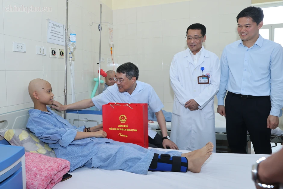 Tặng quà của Tổng Bí thư, Chủ tịch nước và Thủ tướng tới bệnh nhi ung thư Tặng quà của Tổng Bí thư, Chủ tịch nước và Thủ tướng tới bệnh nhi ung thư