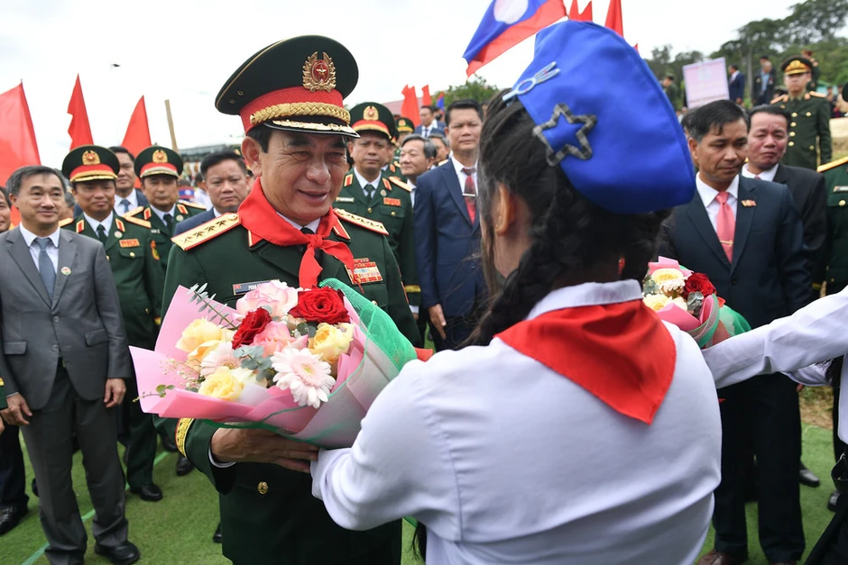 Tặng quà, trao học bổng động viên học sinh nơi biên giới Tặng quà, trao học bổng động viên học sinh nơi biên giới