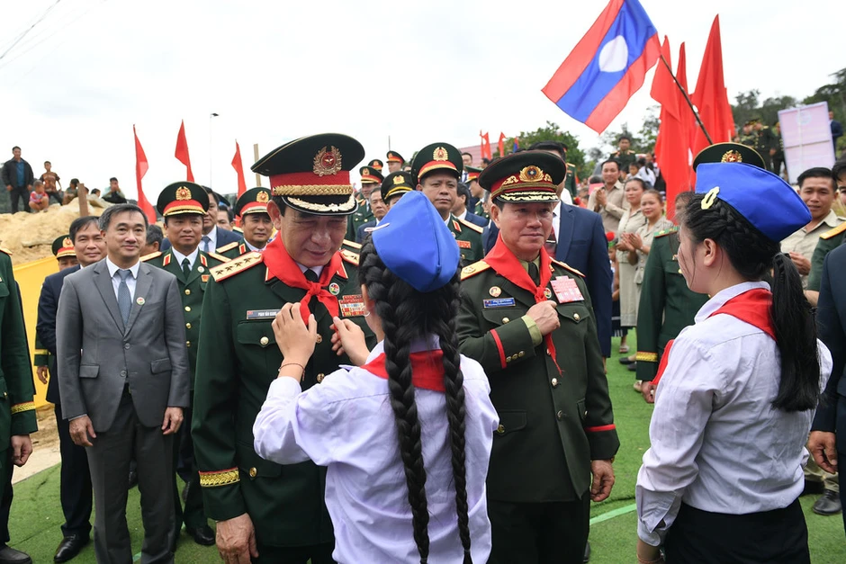 Tặng quà, trao học bổng động viên học sinh nơi biên giới Tặng quà, trao học bổng động viên học sinh nơi biên giới