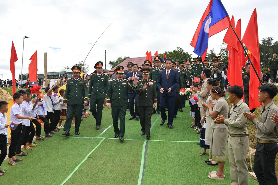 Tặng quà, trao học bổng động viên học sinh nơi biên giới Tặng quà, trao học bổng động viên học sinh nơi biên giới