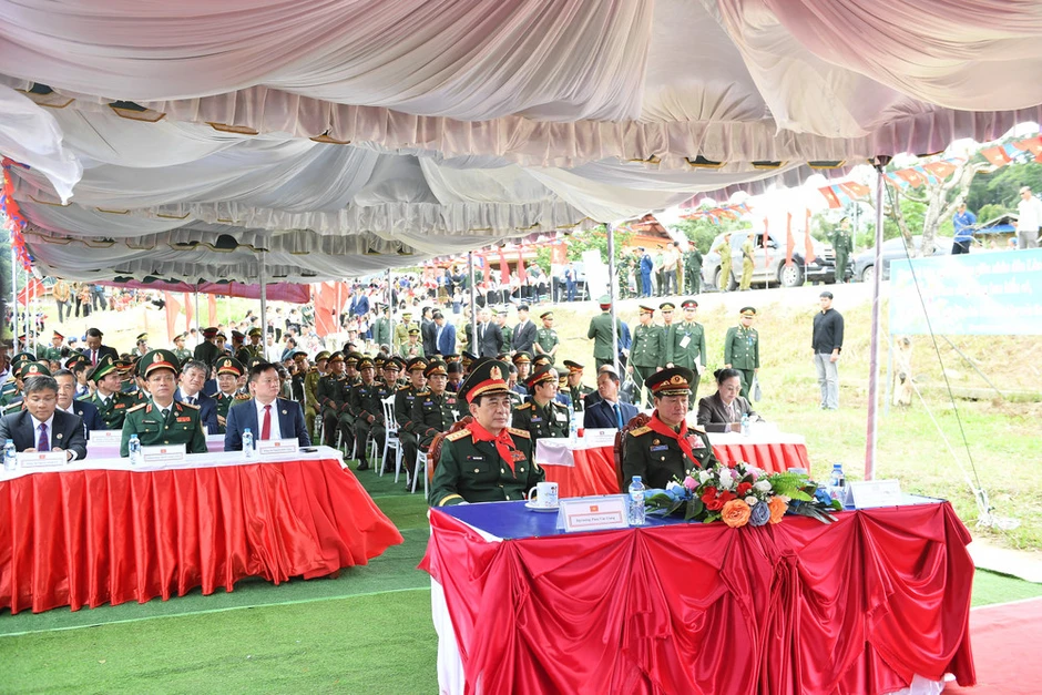 Tặng quà, trao học bổng động viên học sinh nơi biên giới Tặng quà, trao học bổng động viên học sinh nơi biên giới