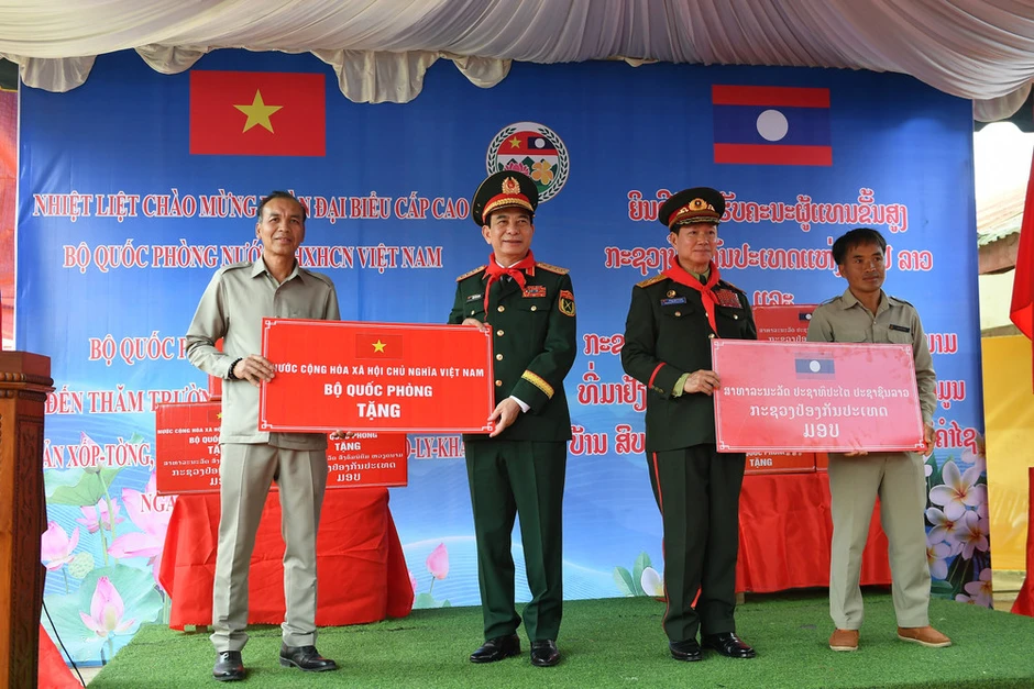 Tặng quà, trao học bổng động viên học sinh nơi biên giới Tặng quà, trao học bổng động viên học sinh nơi biên giới