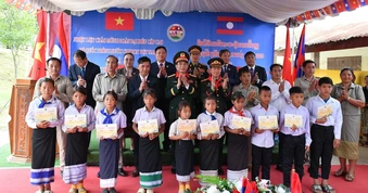 Tặng quà, trao học bổng động viên học sinh nơi biên giới