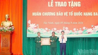 Tặng thưởng Huân chương Bảo vệ Tổ quốc hạng Ba cho Đội K73