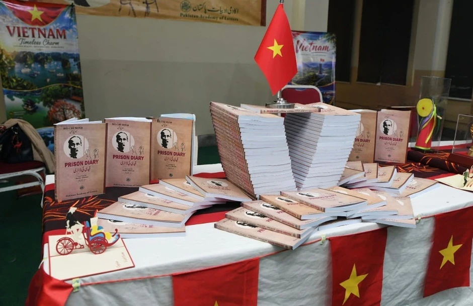 Tập thơ “Nhật ký trong tù” được dịch ra tiếng Urdu - ngôn ngữ quốc gia của Pakistan Tập thơ “Nhật ký trong tù” được dịch ra tiếng Urdu - ngôn ngữ quốc gia của Pakistan
