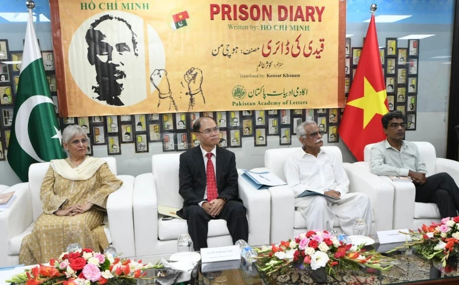 Tập thơ “Nhật ký trong tù” được dịch ra tiếng Urdu - ngôn ngữ quốc gia của Pakistan Tập thơ “Nhật ký trong tù” được dịch ra tiếng Urdu - ngôn ngữ quốc gia của Pakistan