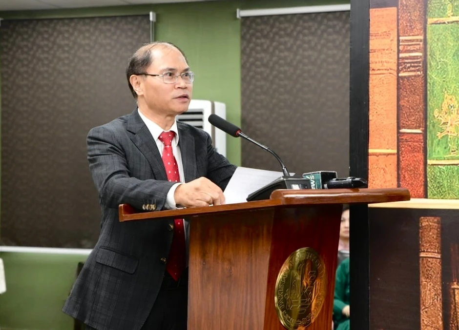 Tập thơ “Nhật ký trong tù” được dịch ra tiếng Urdu - ngôn ngữ quốc gia của Pakistan Tập thơ “Nhật ký trong tù” được dịch ra tiếng Urdu - ngôn ngữ quốc gia của Pakistan
