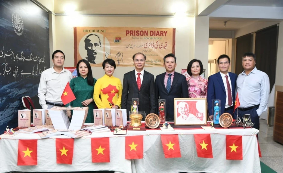 Tập thơ “Nhật ký trong tù” được dịch ra tiếng Urdu - ngôn ngữ quốc gia của Pakistan Tập thơ “Nhật ký trong tù” được dịch ra tiếng Urdu - ngôn ngữ quốc gia của Pakistan