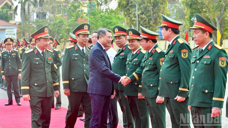 Tập trung xây dựng lực lượng vũ trang Quân khu 4 cách mạng, chính quy, tinh nhuệ, hiện đại Tập trung xây dựng lực lượng vũ trang Quân khu 4 cách mạng, chính quy, tinh nhuệ, hiện đại