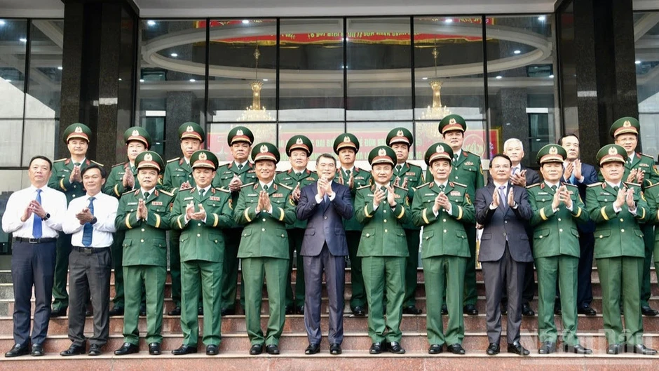 Tập trung xây dựng lực lượng vũ trang Quân khu 4 cách mạng, chính quy, tinh nhuệ, hiện đại Tập trung xây dựng lực lượng vũ trang Quân khu 4 cách mạng, chính quy, tinh nhuệ, hiện đại