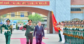 Tập trung xây dựng lực lượng vũ trang Quân khu 4 cách mạng, chính quy, tinh nhuệ, hiện đại
