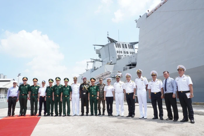Tàu hộ vệ tàng hình và tàu săn ngầm Ấn Độ đến TPHCM Tàu hộ vệ tàng hình và tàu săn ngầm Ấn Độ đến TPHCM