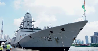 Tàu hộ vệ tàng hình và tàu săn ngầm Ấn Độ đến TPHCM