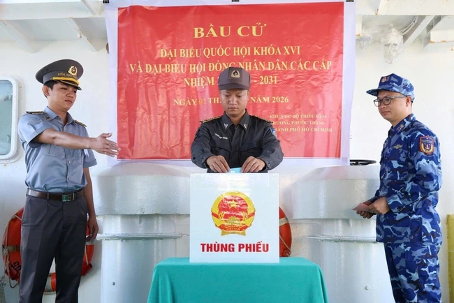 Tàu KN - 260 hoàn thành nhiệm vụ bầu cử sớm cho cử tri trên biển an toàn Tàu KN - 260 hoàn thành nhiệm vụ bầu cử sớm cho cử tri trên biển an toàn