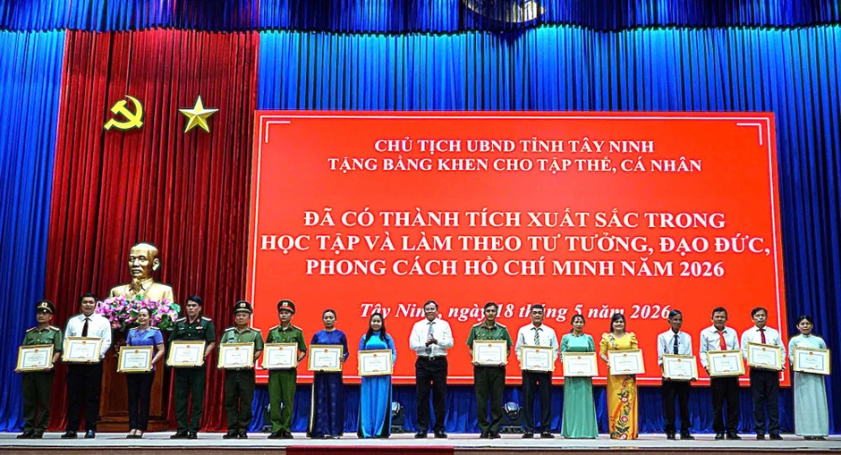 Tây Ninh tuyên dương các tập thể và cá nhân tiêu biểu trong học tập và làm theo Bác Tây Ninh tuyên dương các tập thể và cá nhân tiêu biểu trong học tập và làm theo Bác