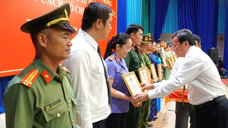 Tây Ninh tuyên dương các tập thể và cá nhân tiêu biểu trong học tập và làm theo Bác Tây Ninh tuyên dương các tập thể và cá nhân tiêu biểu trong học tập và làm theo Bác