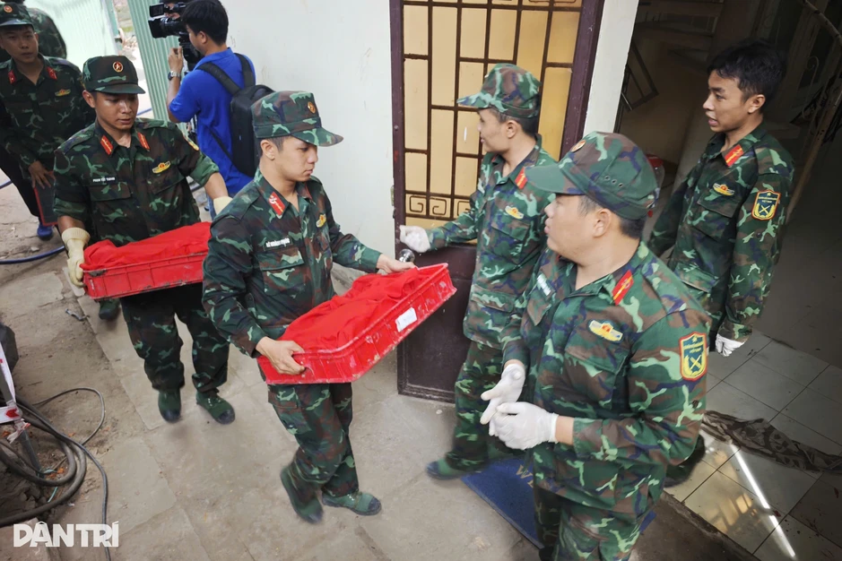 Thăm dò rãnh mộ mới ở Công viên Lê Thị Riêng, phát hiện 4 bộ hài cốt Thăm dò rãnh mộ mới ở Công viên Lê Thị Riêng, phát hiện 4 bộ hài cốt