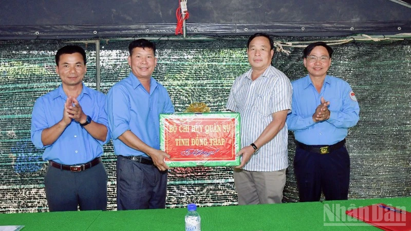 Thăm, động viên cán bộ, chiến sĩ Đội K91 đang thực hiện nhiệm vụ tại Campuchia Thăm, động viên cán bộ, chiến sĩ Đội K91 đang thực hiện nhiệm vụ tại Campuchia