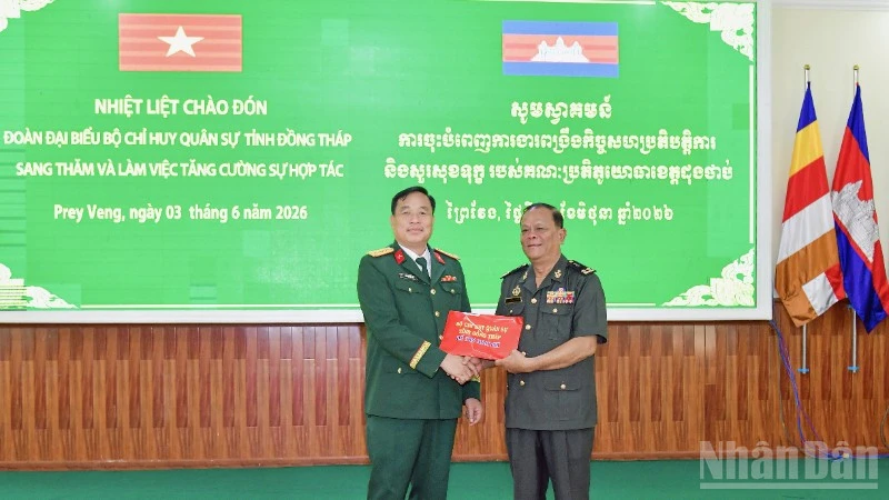 Thăm, động viên cán bộ, chiến sĩ Đội K91 đang thực hiện nhiệm vụ tại Campuchia Thăm, động viên cán bộ, chiến sĩ Đội K91 đang thực hiện nhiệm vụ tại Campuchia