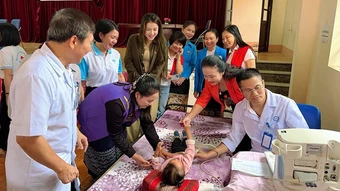 Thăm, khám sức khỏe cho nhân dân vùng biên giới Thanh Hóa-Hủa Phăn
