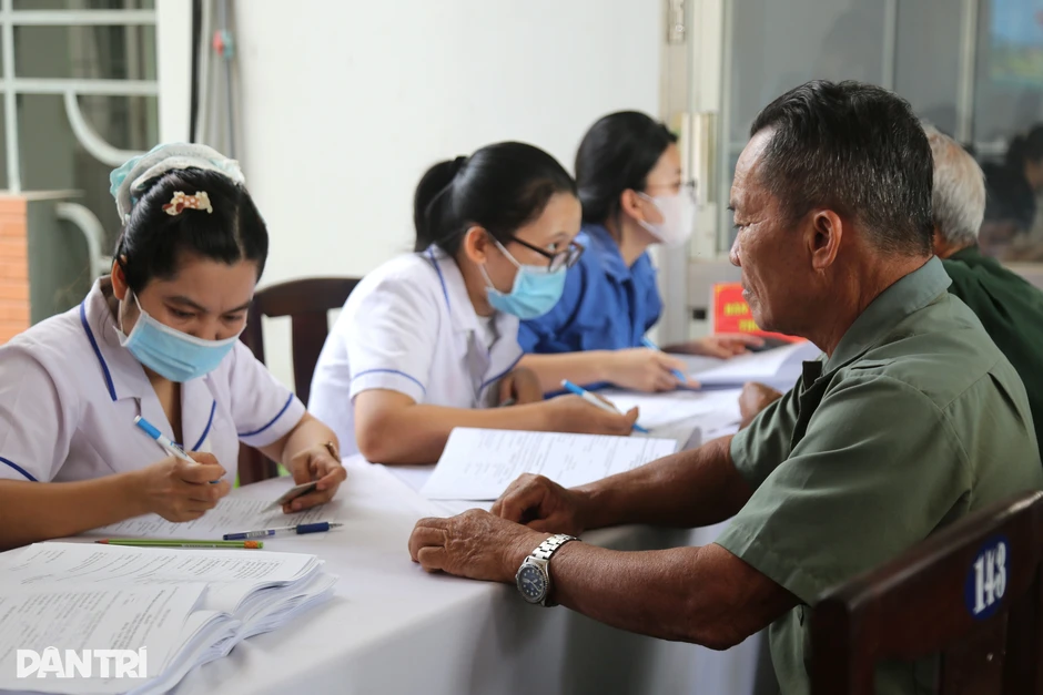Thăm khám, tặng quà tri ân 350 người có công ở Đồng Nai Thăm khám, tặng quà tri ân 350 người có công ở Đồng Nai