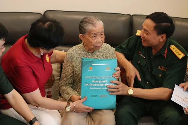 Thăm, tặng quà người có công với cách mạng tại TPHCM Thăm, tặng quà người có công với cách mạng tại TPHCM