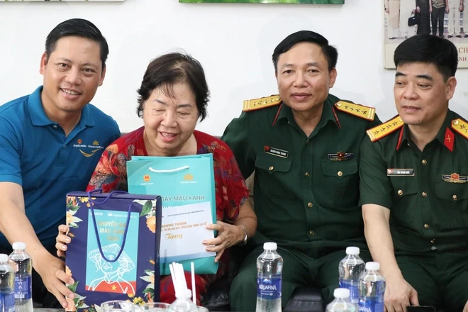 Thăm, tặng quà người có công với cách mạng tại TPHCM Thăm, tặng quà người có công với cách mạng tại TPHCM