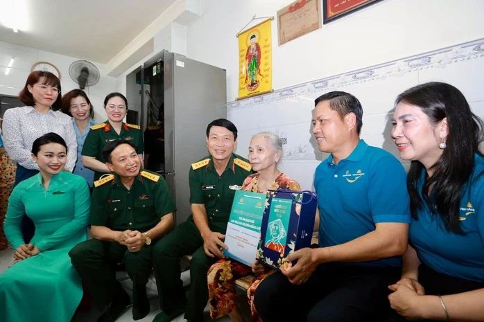 Thăm, tặng quà người có công với cách mạng tại TPHCM Thăm, tặng quà người có công với cách mạng tại TPHCM