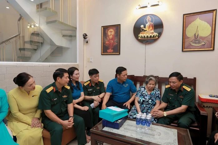 Thăm, tặng quà người có công với cách mạng tại TPHCM Thăm, tặng quà người có công với cách mạng tại TPHCM