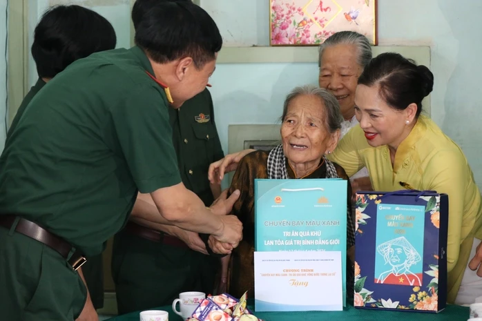 Thăm, tặng quà người có công với cách mạng tại TPHCM Thăm, tặng quà người có công với cách mạng tại TPHCM