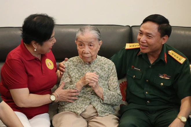 Thăm, tặng quà người có công với cách mạng tại TPHCM Thăm, tặng quà người có công với cách mạng tại TPHCM