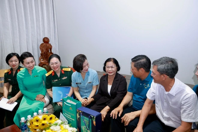 Thăm, tặng quà người có công với cách mạng tại TPHCM Thăm, tặng quà người có công với cách mạng tại TPHCM
