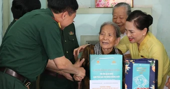 Thăm, tặng quà người có công với cách mạng tại TPHCM