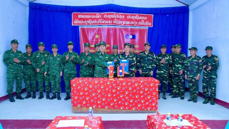 Thắm tình hữu nghị đặc biệt trên tuyến biên giới Việt Nam-Lào