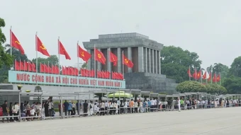 Tháng 5: Biết ơn, tự hào và nhớ thương vô hạn