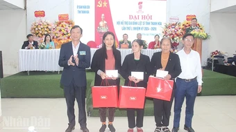 Thanh Hóa tặng Bằng khen cho các tập thể, cá nhân nước Lào có thành tích trong khảo sát, tìm kiếm, quy tập hài cốt liệt sĩ