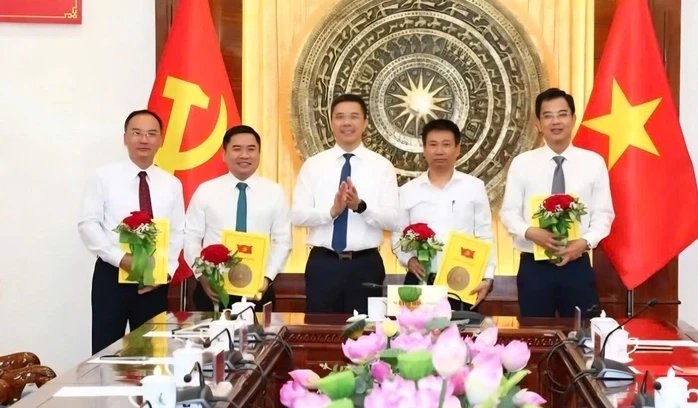 Thanh Hóa tiếp nhận, bổ nhiệm nhiều lãnh đạo cấp sở, ngành Thanh Hóa tiếp nhận, bổ nhiệm nhiều lãnh đạo cấp sở, ngành