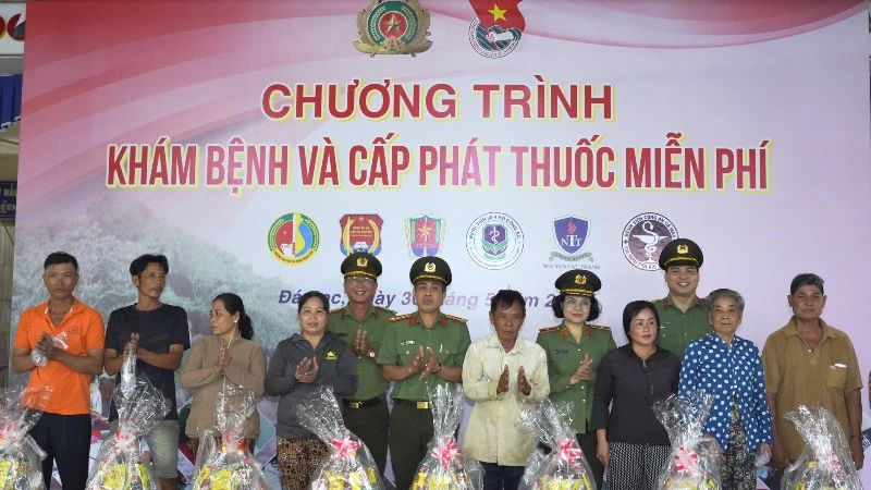 Thanh niên Công an chung tay xây dựng nông thôn mới, bảo đảm an sinh xã hội từ cơ sở Thanh niên Công an chung tay xây dựng nông thôn mới, bảo đảm an sinh xã hội từ cơ sở