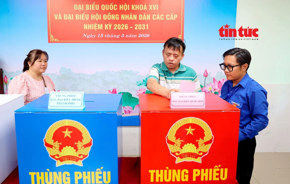 Thanh niên tình nguyện hỗ trợ cử tri khiếm thị đi bầu cử Thanh niên tình nguyện hỗ trợ cử tri khiếm thị đi bầu cử