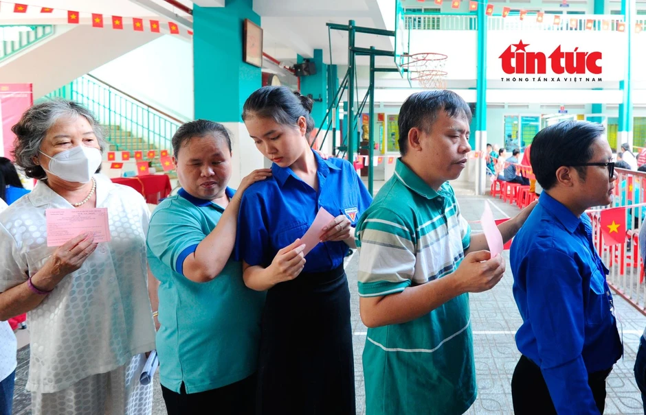 Thanh niên tình nguyện hỗ trợ cử tri khiếm thị đi bầu cử Thanh niên tình nguyện hỗ trợ cử tri khiếm thị đi bầu cử
