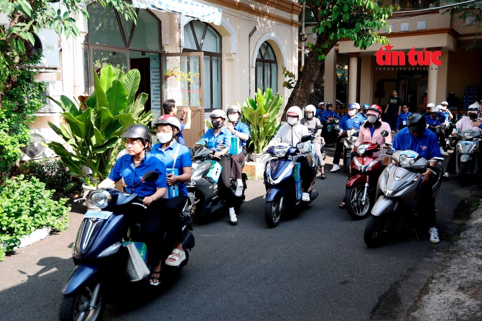 Thanh niên tình nguyện hỗ trợ cử tri khiếm thị đi bầu cử Thanh niên tình nguyện hỗ trợ cử tri khiếm thị đi bầu cử