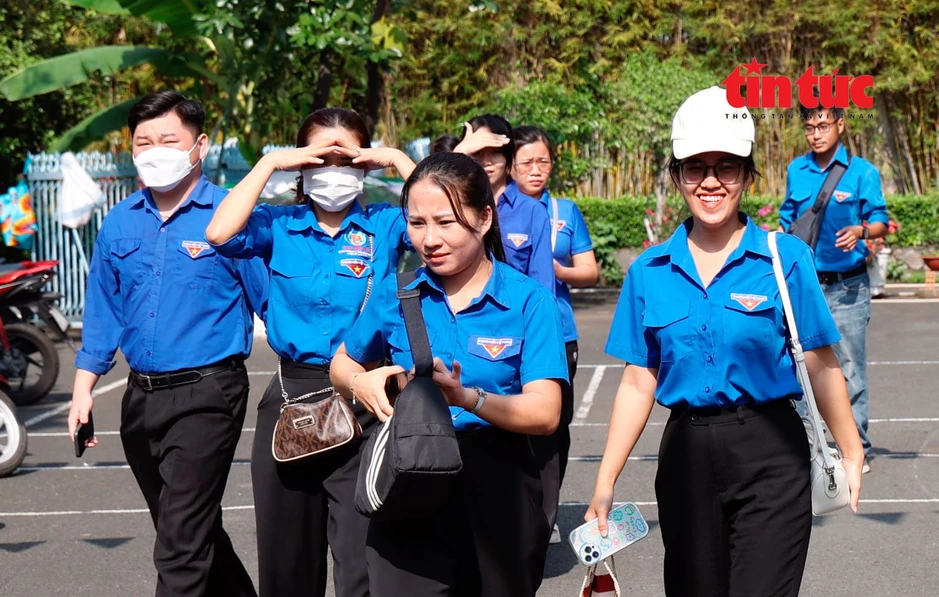 Thanh niên tình nguyện hỗ trợ cử tri khiếm thị đi bầu cử Thanh niên tình nguyện hỗ trợ cử tri khiếm thị đi bầu cử