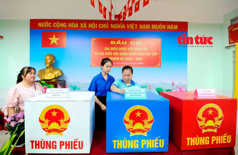 Thanh niên tình nguyện hỗ trợ cử tri khiếm thị đi bầu cử Thanh niên tình nguyện hỗ trợ cử tri khiếm thị đi bầu cử
