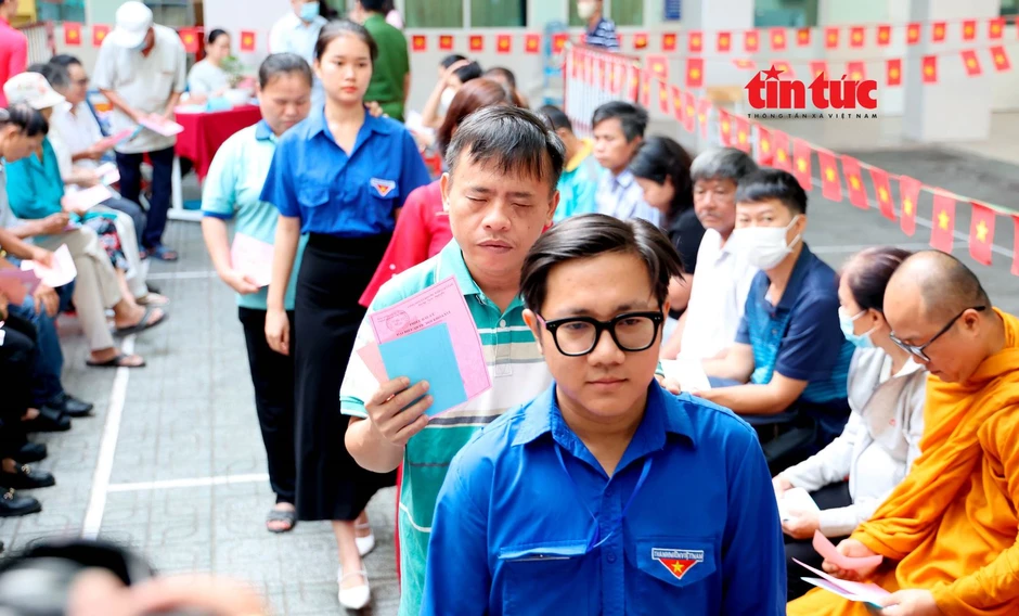 Thanh niên tình nguyện hỗ trợ cử tri khiếm thị đi bầu cử Thanh niên tình nguyện hỗ trợ cử tri khiếm thị đi bầu cử