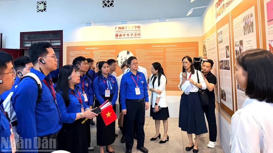 Thanh niên Việt-Trung theo dấu chân Bác Hồ, kế tục sự nghiệp hai Đảng, hai nước Thanh niên Việt-Trung theo dấu chân Bác Hồ, kế tục sự nghiệp hai Đảng, hai nước
