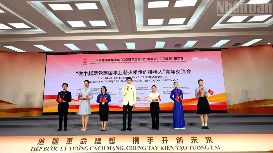 Thanh niên Việt-Trung theo dấu chân Bác Hồ, kế tục sự nghiệp hai Đảng, hai nước Thanh niên Việt-Trung theo dấu chân Bác Hồ, kế tục sự nghiệp hai Đảng, hai nước