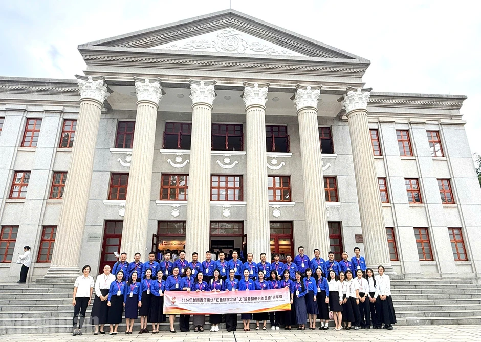 Thanh niên Việt-Trung theo dấu chân Bác Hồ, kế tục sự nghiệp hai Đảng, hai nước Thanh niên Việt-Trung theo dấu chân Bác Hồ, kế tục sự nghiệp hai Đảng, hai nước