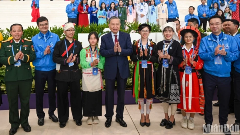'Thanh niên yêu nước thời đại mới là chinh phục đỉnh cao khoa học - công nghệ' 'Thanh niên yêu nước thời đại mới là chinh phục đỉnh cao khoa học - công nghệ'